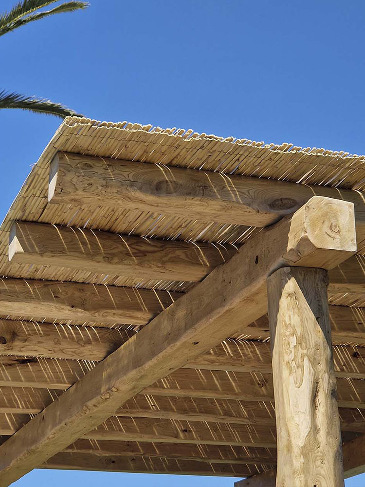 Pérgolas-con-techo-de-cañizo